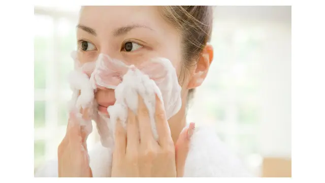 General Health and Dermatology on Cosmetology Clinic Taman Sari dr Nancy Suwarna menyarankan, untuk hindari penggunaan sabun yang mengandung deterjen terlalu banyak. Salah satu tandanya, busa yang melimpah.