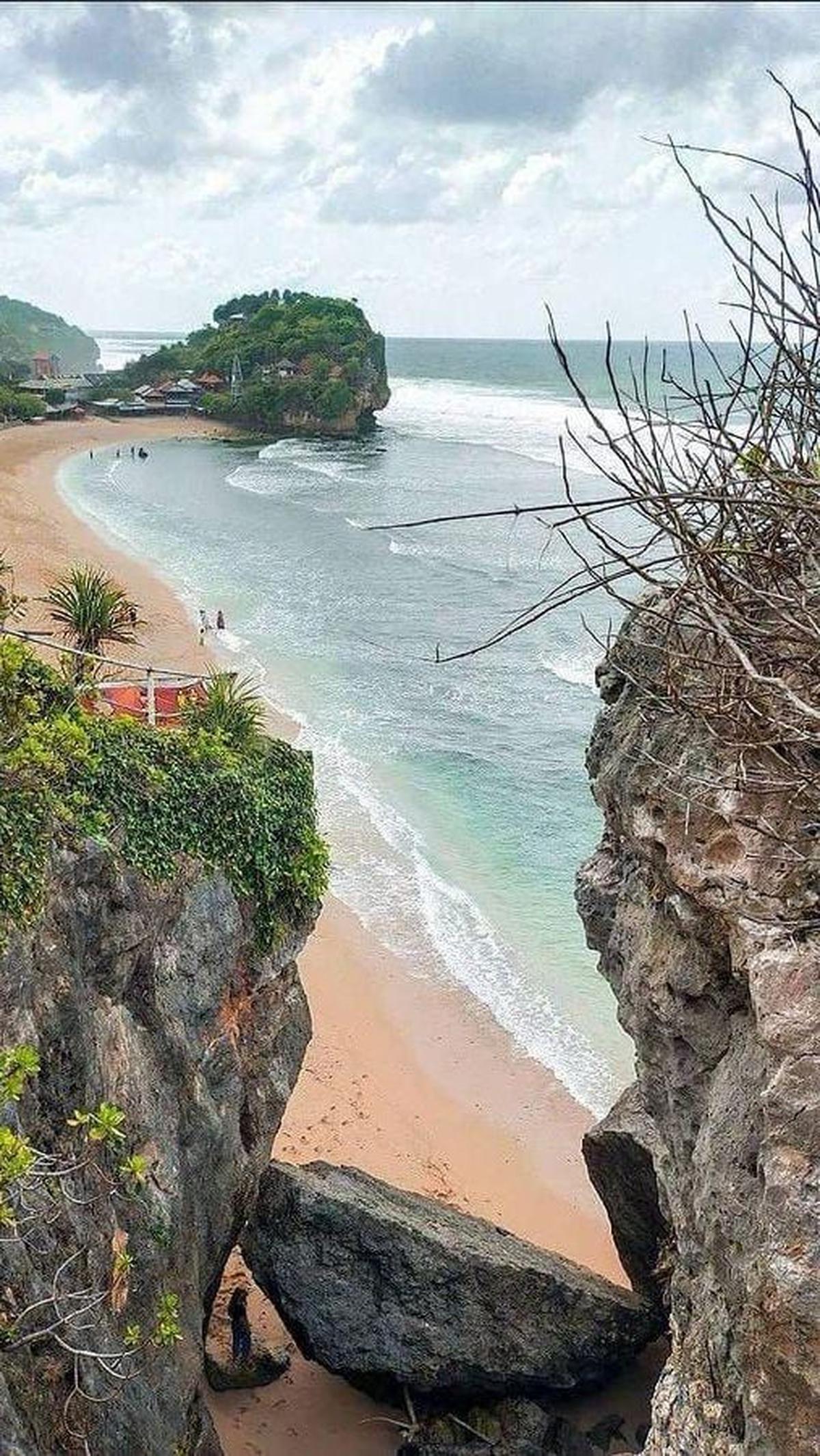Pantai Indrayanti adalah satu dari deretan pantai di Gunung Kidul, Yogyakarta, yang menjadi unggulan di kawasan ini. Pantai Indrayanti terkenal akan pasir putihnya yang khas sebagaimana pantai-pantai lain di Gunung Kidul, serta pemandangan berupa bukit ya