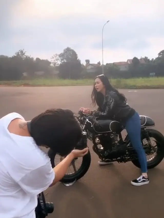 6 Gaya Aura Kasih Naik Moge Ini Keren, Curi Perhatian