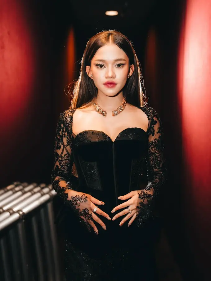 Pangling! Ummi Quary Tampil Glow Up Bak Barbie di Premiere Film Pamali