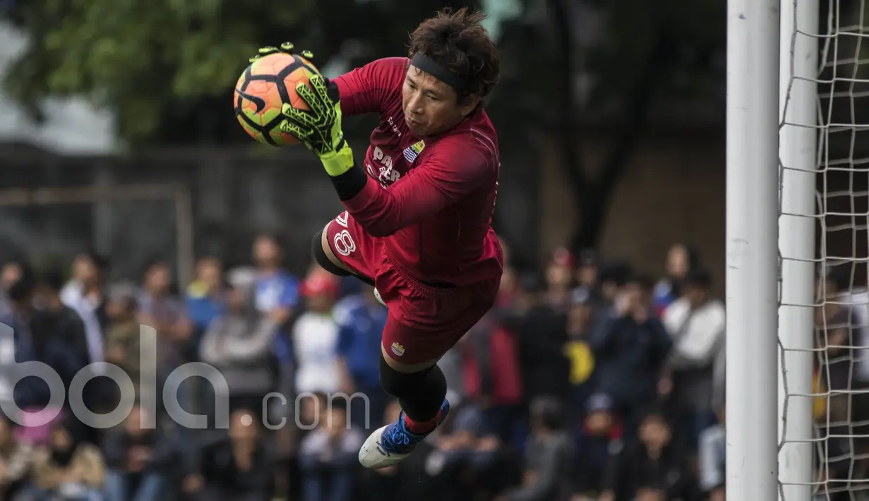 Kiper Persib Bandung, I Made Wirawan, menangkap bola saat latihan. Rencananya Atep dan kawan-kawan akan melakukan uji coba melawan Barito Putera pada, Rabu (5/4/2017). (Bola.com/Vitalis Yogi Trisna)