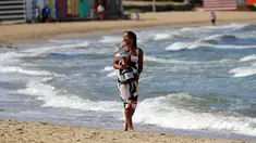 Petenis Jepang, Naomi Osaka membawa trofi juara tunggal putri Australia Terbuka 2019 di Pantai Brighton Melbourne, Australia, Minggu (27/1). Osaka meraih juara setelah mengalahkan Petra Kvitova di final. (AP Photo/Aaron Favila)
