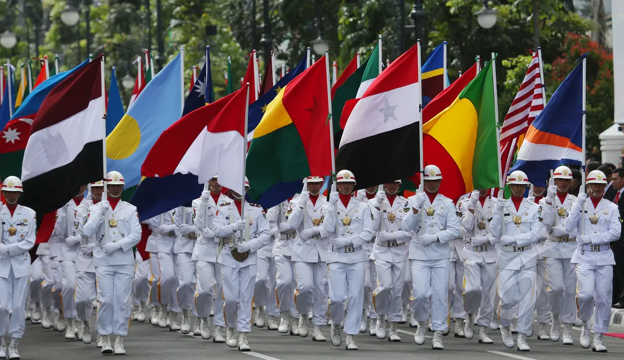 Pasukan TNI membawa bendera mengawali sesi Historical Walk dalam rangkaian Peringatan ke-60 tahun Konferensi Asia Afrika 2015, di Jalan Asia Afrika, Bandung, Jumat (24/4). (Liputan6.com/Herman Zakharia)