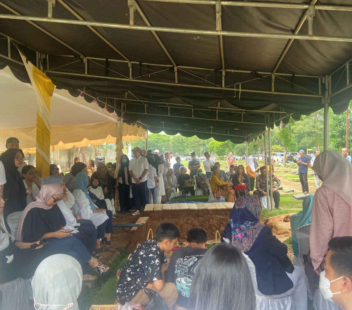 "Laa Ilaaha Illallah," ujar pelayat bersahutan mengiringi pemakaman almarhum di lokasi.<br>