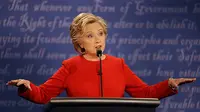Hillary Clinton dengan Busana Merah Menyala di Debat Perdana