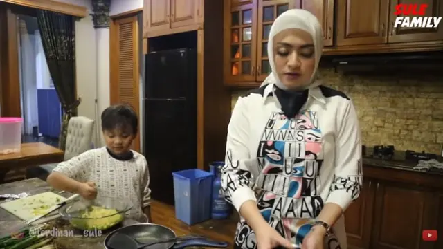 Nathalie Holscher dan putra Sule (Foto: YouTube)