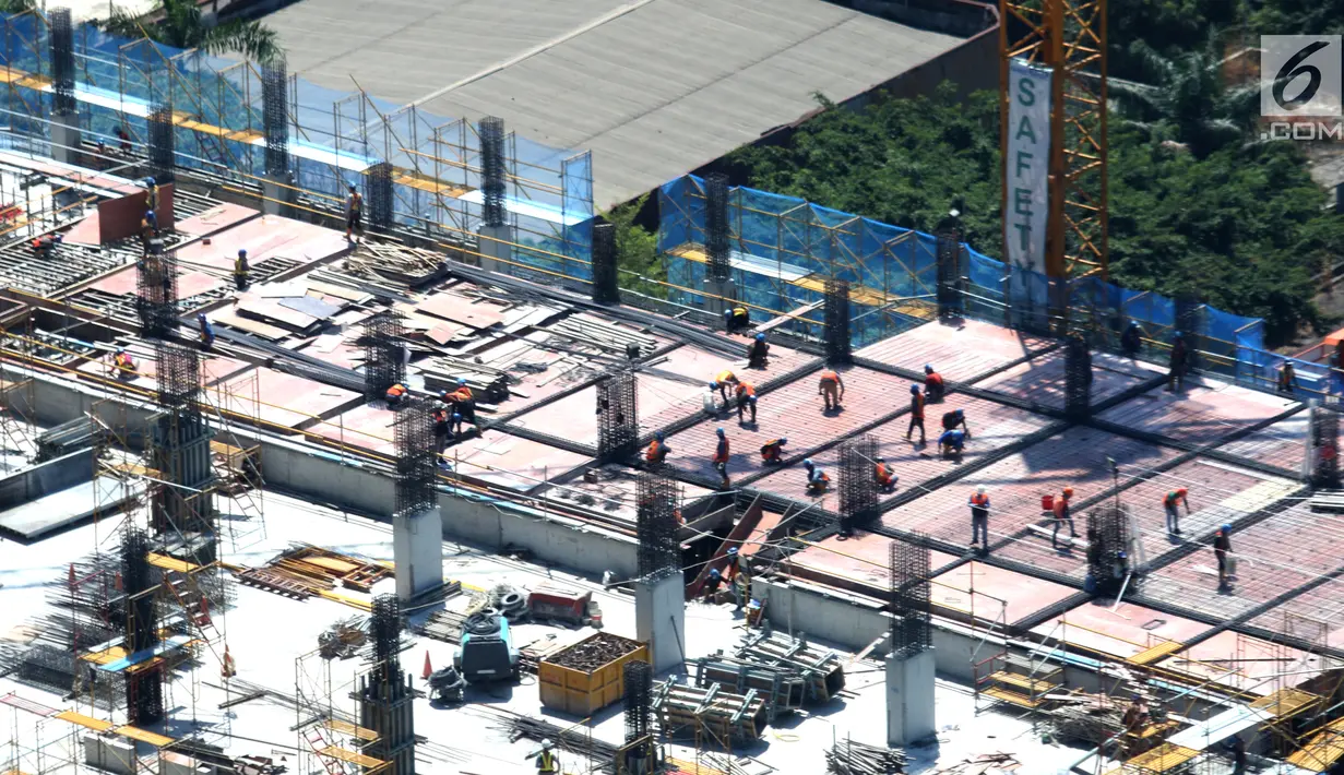 Pekerja tengah menyelesaikan proyek pembangunam gedung bertingkat di Jakarta, Selasa (27/8/2019). Pemerintah menargetkan pertumbuhan ekonomi Indonesia di tahun 2020 sebesar 5,3%. (Liputan6.com/Angga Yuniar)