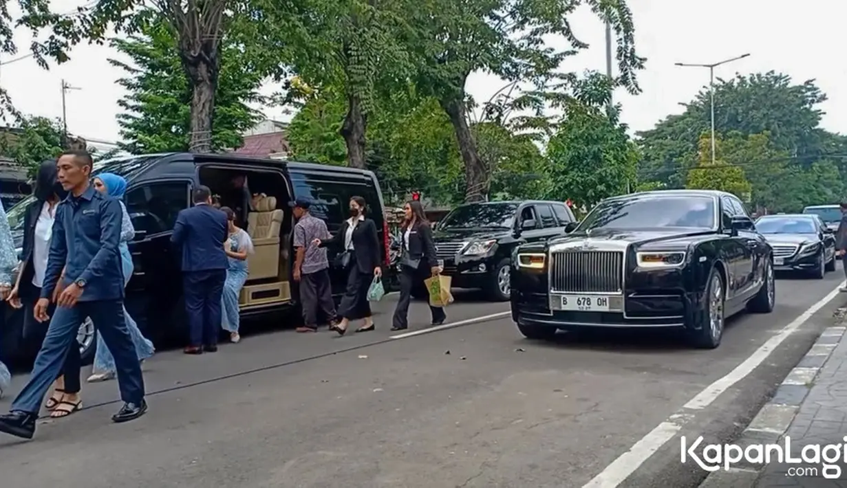 Iring-iringan mobil pengantin dan keluarga tiba di lokasi acara sekitar pukul 11.00 WIB. Jessica Mila dan Yakup Hasibuan datang ke lokasi acara dengan mengendarai mobil mewah Rolls Royce. [Foto: Muhammad Akrom Sukarya/© KapanLagi.com]