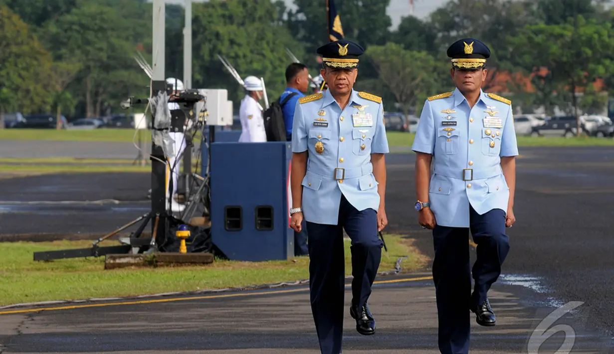 Marsekal TNI Ida Bagus Putu Dunia (kiri) dan Marsekal Madya TNI Agus Supriatna bersiap melakukan serah terima jabatan KASAU di Lanud Halim Perdanakusuma,  Jakarta, Kamis (15/1/2015). (Liputan6.com/Herman Zakharia)