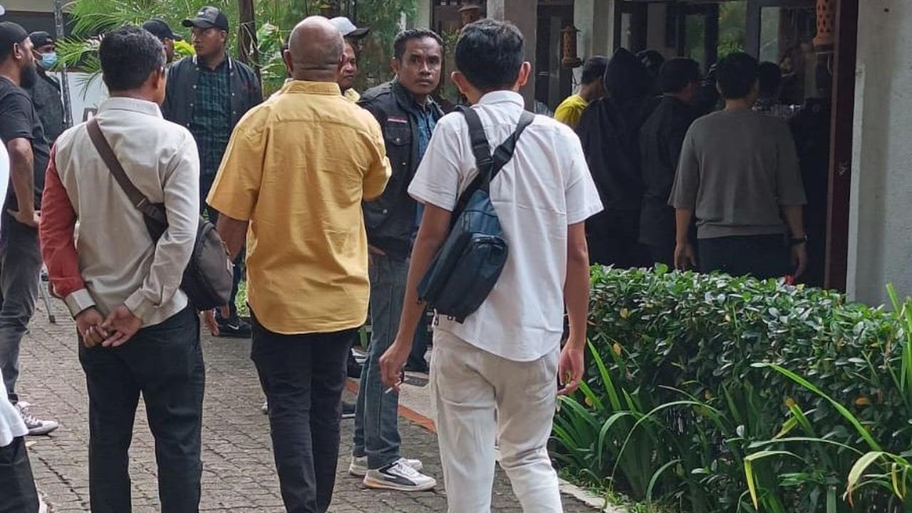 "Saya minta 5 menit untuk bubar dari sini," perintah Kapolsek.