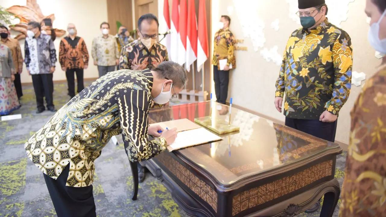 Menko Perekonomian Airlangga Hartarto melantik Pejabat Pimpinan Tinggi Madya, Edi Prio Pambudi, menjadi Deputi Bidang Koordinasi Kerja Sama Ekonomi Internasional (Deputi VII). (Sumber ekon.go.id)