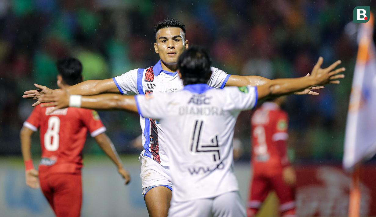 <p>Selebrasi pemain PSBS Biak, Alexsandro setelah mencetak gol kedua timnya ke gawang Semen Padang pada laga leg kedua final Pegadaian Liga 2 2023/2024 di Stadion GOR Haji Agus Salim, Padang, Sabtu (9/3/2024). (Bola.com/Bagaskara Lazuardi)</p>