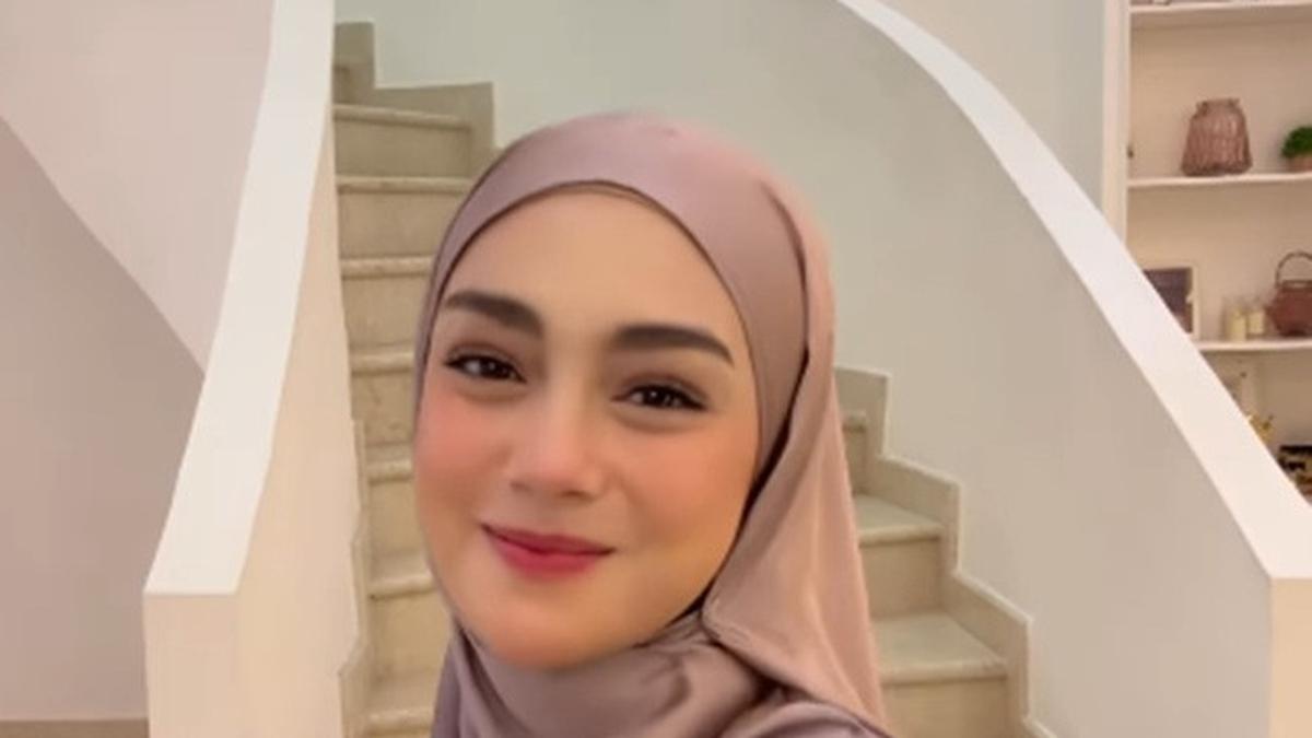 Pesona Celine Evangelista Pakai Gamis Gradasi, Anggun dengan Warna yang Cantik