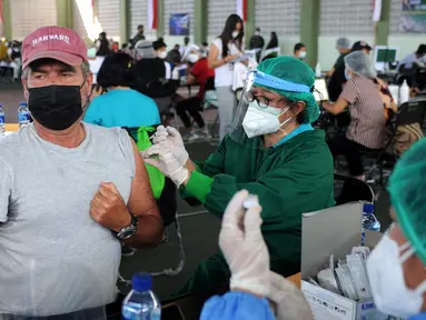 Seorang warga negara asing (WNA) menerima vaksin virus corona COVID-19 AstraZeneca di klinik vaksinasi massal darurat di Denpasar, Bali, Selasa (6/7/2021). Indonesia tengah memerangi gelombang infeksi baru yang belum pernah terjadi sebelumnya. (SONNY TUMBELAKA