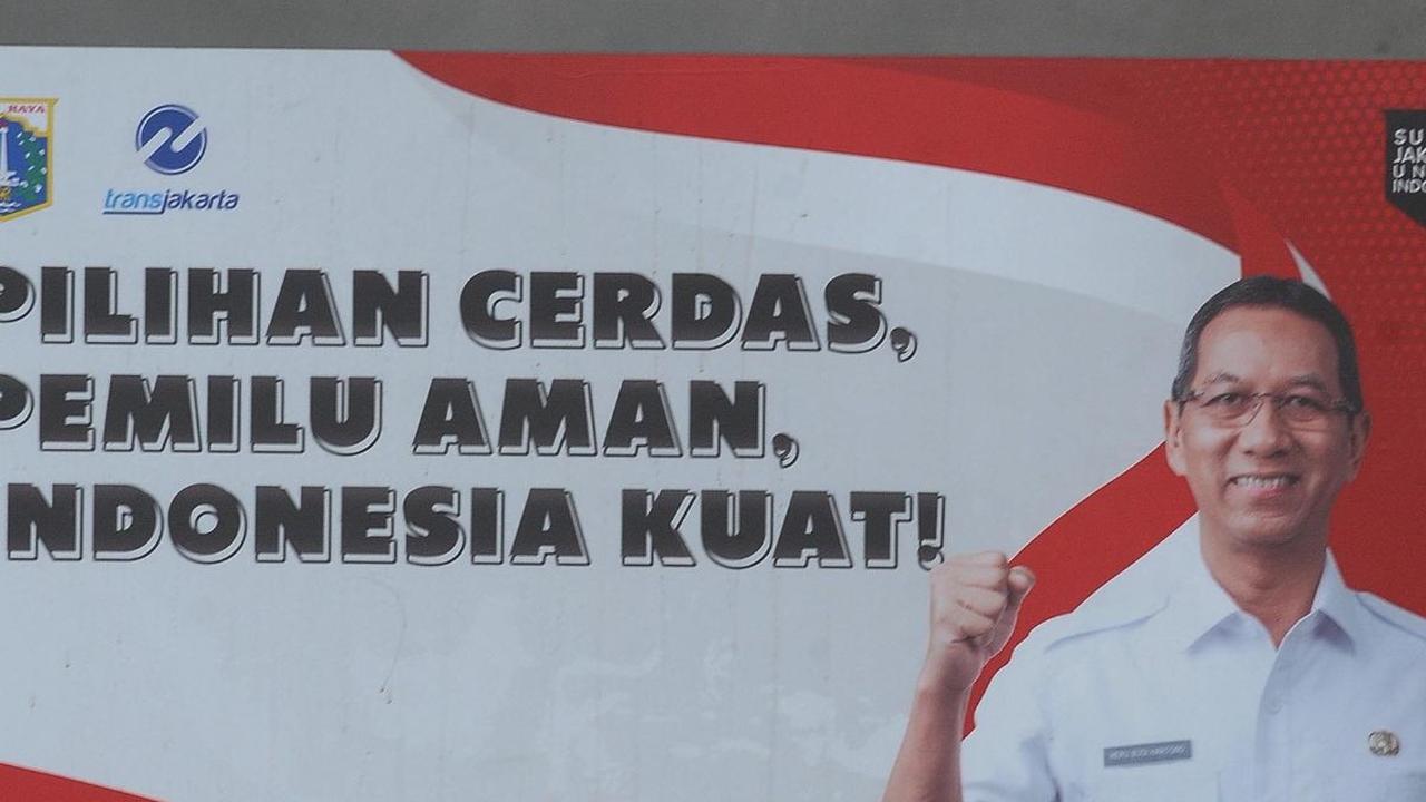Terkait keluhan warga atas stiker Heru Budi yang terpampang di halte TransJakarta, Dinas Perhubungan DKI Jakarta akhirnya buka suara.