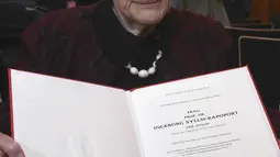 Ingeborg Rapoport (102) saat menunjukkan sertifikat doktornya yang baru diterimanya di rumah sakit UKE di Hamburg, Jerman, Selasa (9/6/2015). Ingeborg akhirnya menyelesaikan gelar doktor setelah ditolak Nazi 77 tahun yang lalu. (REUTERS/Fabian Bimmer)