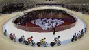 Aksi para pebalap Asia yang bertarung di cabang balap sepeda trek nomor omnium putri pada Asian Games 2018 di Velodrome, Jakarta, Rabu (29/8/2018).(Bola.com/Peksi Cahyo)