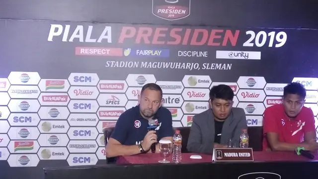 Pelatih Madura United, Dejan Antonic (kiri) dan Fachrudin Aryanto saat jumpa pers Piala Presiden 2019 di Sleman, Senin (4/3). (Liputan6.com/Switzy Sabandar)