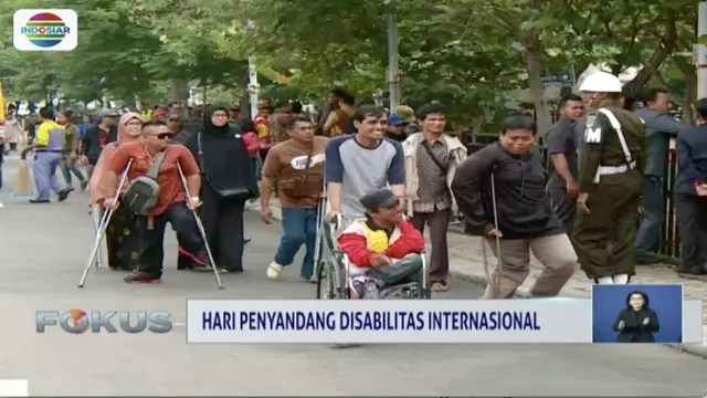 Peringati Hari Disabilitas Internasional, ada pameran karya kreatif kaum difabel di Mal Sumarecon Bekasi, Jawa Barat.