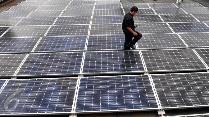 Petugas memeriksa panel surya (Solar Cell) di gedung ESDM, Jakarta, Rabu (2/3/2016). Manfaat pengunaan panel surya untuk industri dapat menghemat energi serta biaya ketika puncak beban listrik tinggi di siang hari. (Liputan6.com/Gempur M Surya)