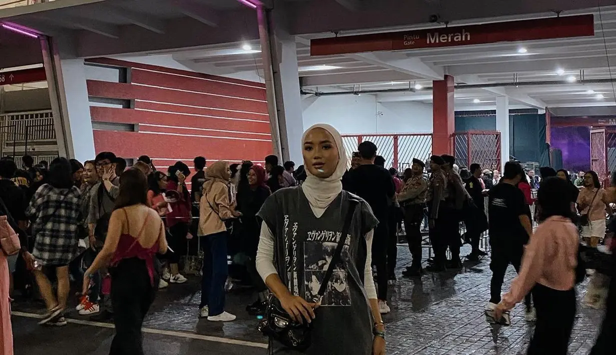 Erica Putri tampil stylish bergaya street look saat nonton konser BLACKPINK. Ia memadukan  short sleeve shirt, inner warna putih, dan celana kulot warna senada dengan inner dan hijabnya. [@ericaputrii]