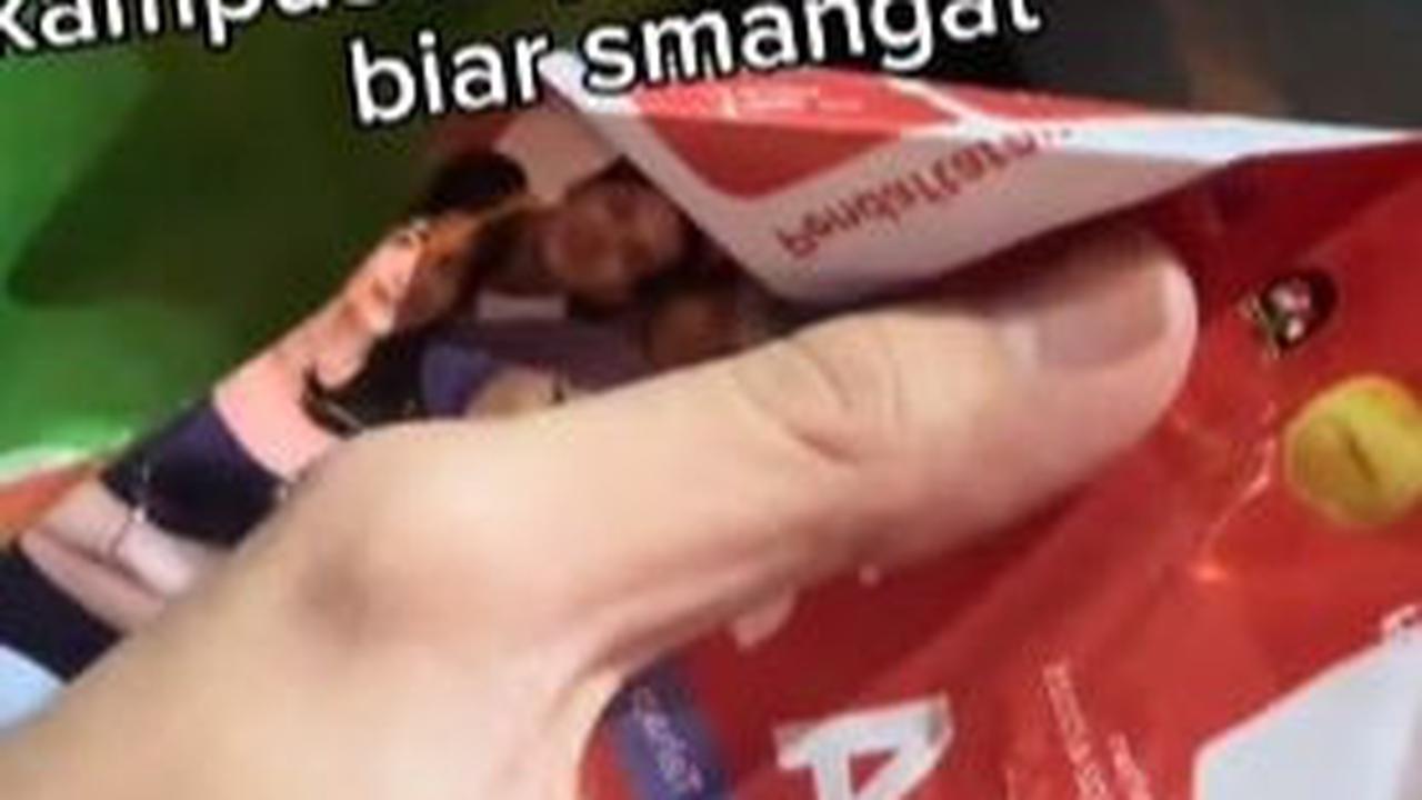 "Tiap ngojek bawa brosur kampus impiannya si dedek, biar semangat," lanjutnya.