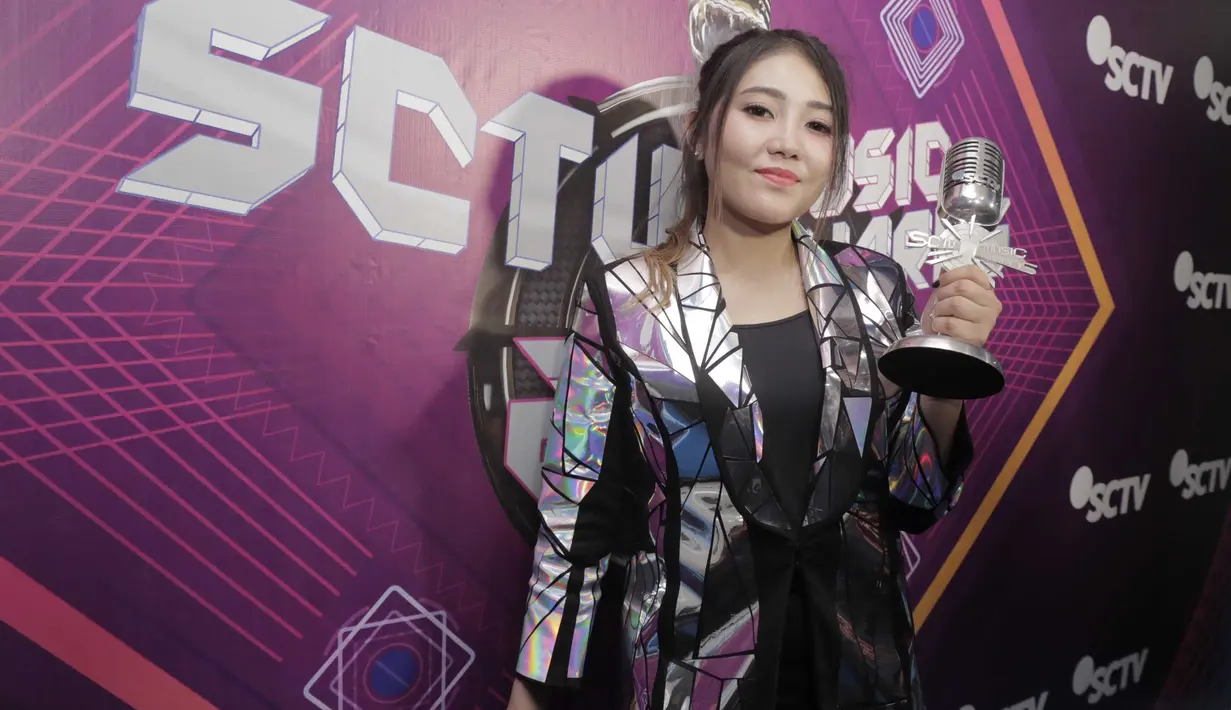 Via Valen sempat dicap sombong karena unggahan salah seorang fans yang gagal untuk berfoto bersama penyanyi dangdut tersebut. Mendengar hal tersebut, Via pun memberi klarifikasi jika ia memang disuruh untuk tidak meladeni foto bersama fans. 
(Sumber: Kapanlagi.com/Muhammad Akrom Sukarya)