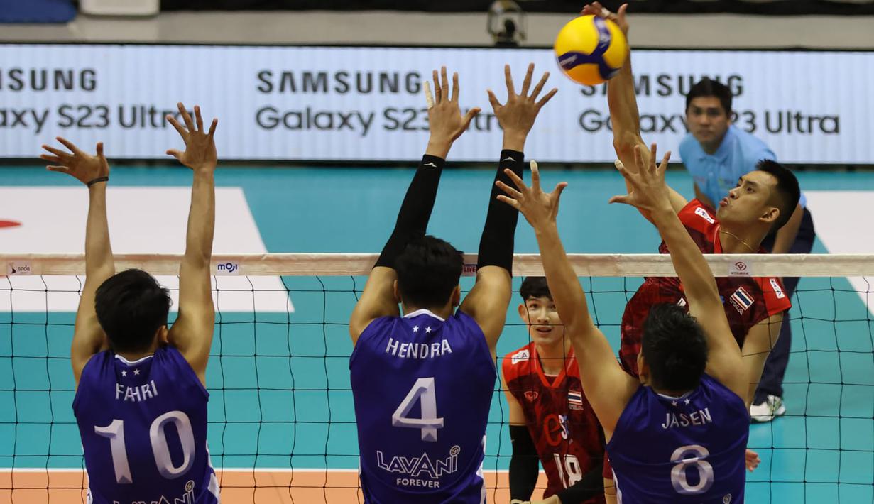 Pemain Timnas Bola Voli Putra Thailand, Thungkham Chaiwat (kanan) melepaskan spike yang berusaha diblok dua pemain Indonesia, Jasen Natanael Kilanta (kanan) dan Hendra Kurniawan pada laga terakhir putaran kedua SEA V League 2023 di di Santa Rosa Sports Complex, Laguna, Filipina, Minggu (30/7/2023). Indonesia menang 3-2 (25-27, 20-25, 25-21, 25-21 dan 15-9) dan menjadi juara. (Phillippines National Volleyball Federation)