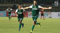 Striker Persebaya Surabaya, Manuchehr Jalilov, merayakan gol yang dicetaknya ke gawang Perseru Serui pada laga Piala Presiden 2019 di Stadion Si Jalak Harupat, Bandung, Sabtu (2/3). Persebaya menang 3-2 atas Perseru. (Bola.com/Yoppy Renato)