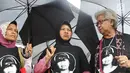 Jaringan Solidaritas Korban untuk Keadilan (JSKK) menggelar aksi Kamisan di depan Istana Merdeka, Jakarta, Kamis (20/12). JSKK menuntut Presiden Joko Widodo segera menyelesaikan berbagai pelanggaran HAM berat di Indonesia. (Liputan6.com/Immanuel Antonius)