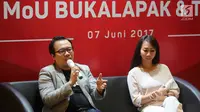Co-Founder dan CFO Bukalapak Muhammad Fajrin Rasyid dan Dirut TIKI Yulina Hastuti memberikan keterangan pers di Kantor Bukalapak, Jakarta, Rabu (7/6). Dua layanan untuk pelapak berupa promo diskon khusus dan fitur kode booking. (Liputan6.com/Angga Yuniar)