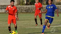 Stefano Lilipaly (kiri) ikut dalam laga uji coba melawan Cilegon United di Depok, Jawa Barat, Rabu (14/1/2015). (Liputan6.com/Miftahul Hayat)
