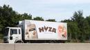 Sebuah truk yang berisi sekitar 50 imigran gelap yang tewas terparkir di sebuah jalan tol di Austria, dekat perbatasan Hongaria, Kamis (27/8/2015). Indikasi awal mereka tewas karena kekurangan oksigen. (REUTERS/Heinz-Peter Bader)