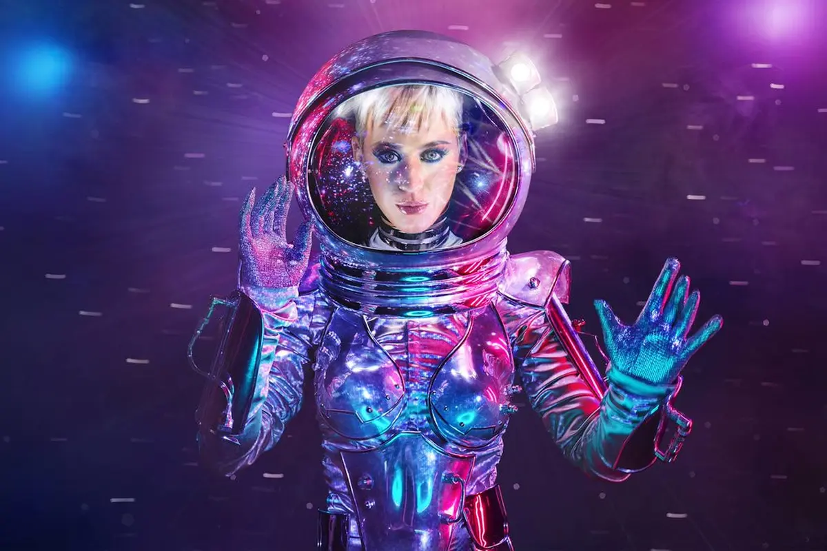 [Bintang] Katy Perry Berubah Jadi Astronot untuk MTV VMA 2017