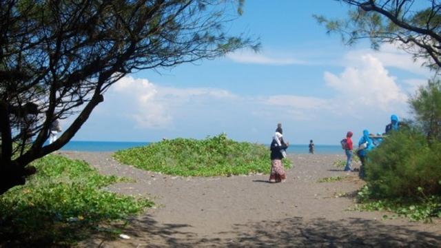 Terdapat puluhan objek wisata yang tersebar di sepanjang jalur Pantai Selatan Pulau Jawa.