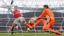 Pemain Arsenal, Alexis Sanchez (kiri) memborong dua gol saat timnya mengalahkan HUll City pada laga Premier League pekan ke-25 di Emirates Stadium, (11/2/2017). (EPA/Facundo Arrizabalaga)