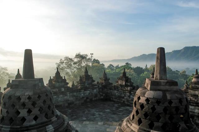 Kehangatan dalam Sunrise Pradaksina dan Meditasi