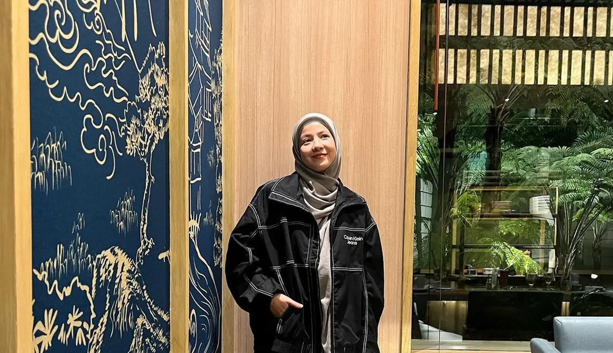 Siapa bilang penampilan berhijab akan terlihat membosankan? Lihat penampilan Natasha Rizky di foto ini, ia mengenakan jaket denim hitam, dipadunya dengan rok hitam, dan hijab cokelat muda. [Foto: Instagram/natasharizkynew]