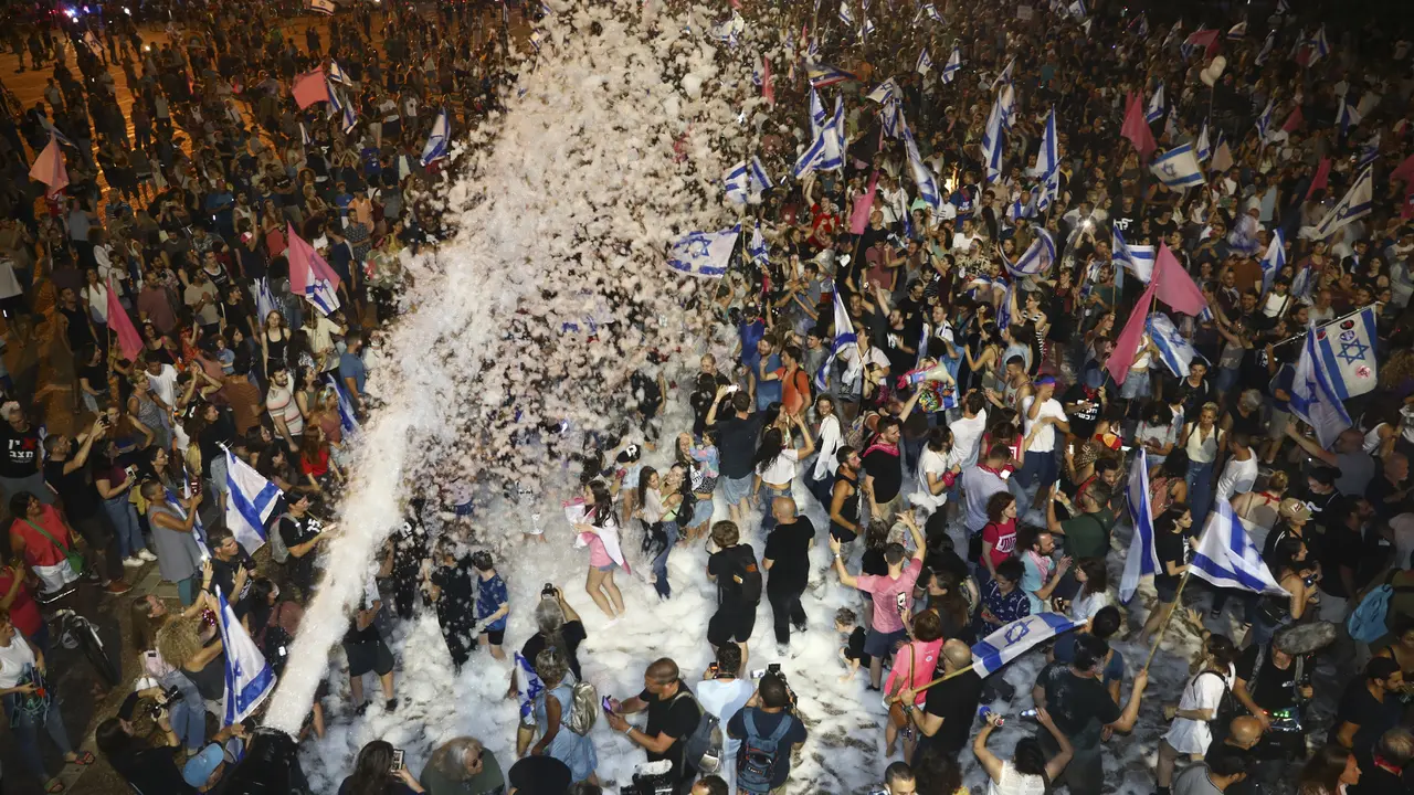 FOTO: Euforia Warga Israel Rayakan Pelantikan PM Naftali Bennett