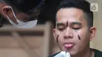 Peternak menaruh lintah di wajah seorang pria di pengobatan mutahir adopsi zaman kuno di Bedahan Depok, Jawa Barat, Senin (1/3/2021). Lintah Rawa merupakan salah satu spesies lintah untuk mengobati radang sendi, penyakit jantung, diabetes dan sebagainya. (merdeka.com/Arie Basuki)