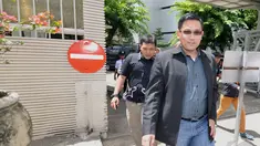 Konsultan hukum, Tomson Situmeang bergegas meninggalkan Gedung KPK, Jakarta, Jumat (9/1/2015). (Liputan6.com/Miftahul Hayat)