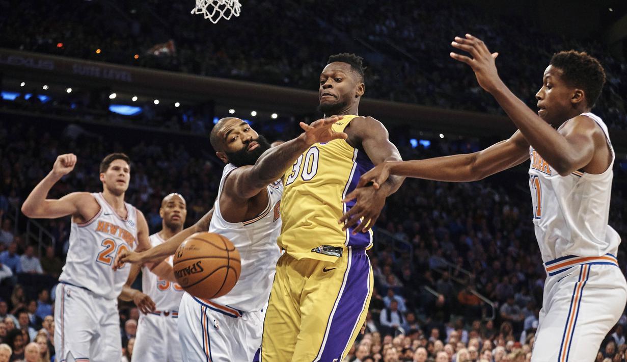 Pemain Lakers, Julius Randle (tengah) berebut bola dengan pemain New York Knicks, Kyle O'Quinn (kiri) pada lanjutan NBA basketball game di Madison Square Garden, New York, (12/12/2017). knicks menang 113-109. (AP/Andres Kudacki)