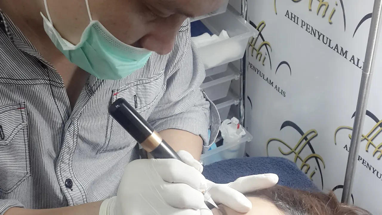 Simpel, Ratu Meta Pilih Sulam Alis
