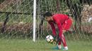 Striker Persija Jakarta, Addison Alves, menjadi kiper saat latihan di Lapangan Sutasoma, Halim, Jakarta, Minggu (25/2/2018). Persija kembali berlatih usai meraih gelar juara Piala Presiden 2018. (Bola.com/Asprilla Dwi Adha)