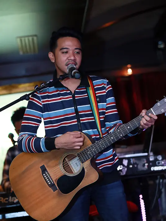 Roby Satria. Gitaris grup band Geisha ini ditangkap pada 20 November 2015 oleh tim buser Polsek Kuta Utara, Bali karena membawa narkoba jenis ganja. Ia pun diputuskan untuk menjalani rehabilitasi. (Wimbarsana/Bintang.com)