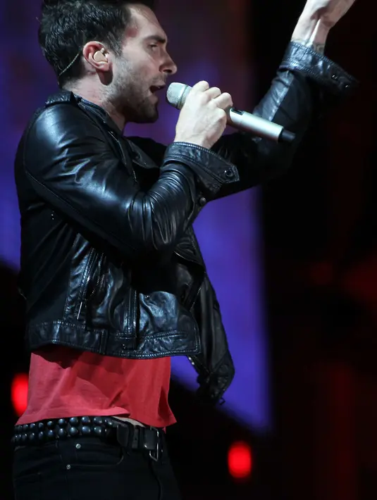 Penyanyi tampan ini memakai jaket kulit untuk dikombinasikan dengan t-shirt merahnya. (Bintang/EPA)