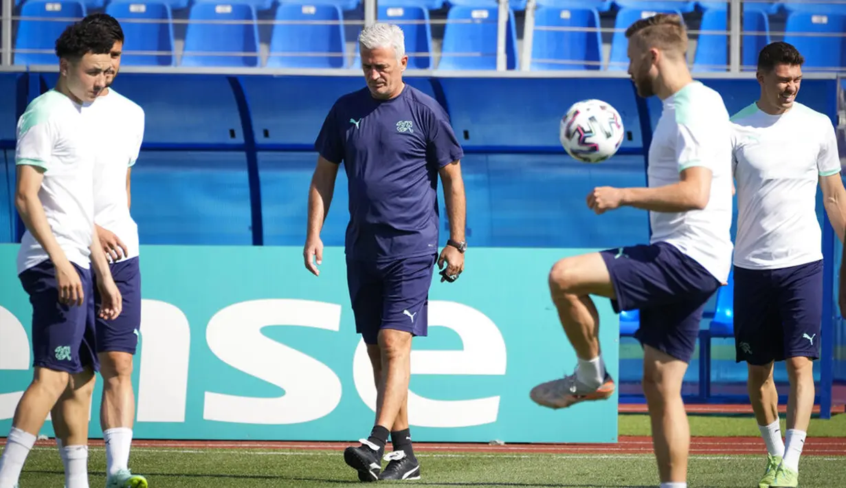 Manajer Swiss Vladimir Petkovic (tengah) tiba untuk sesi latihan di Stadion Petrovsky, St. Petersburg, Rusia, Kamis (1/7/2021). Swiss akan menghadapi Spanyol pada pertandingan perempat final Euro 2020. (AP Photo/Dmitri Lovetsky)