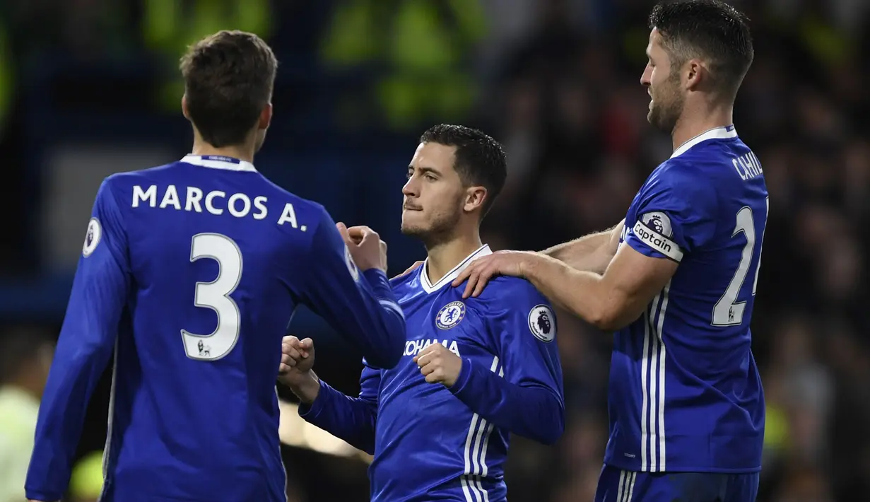 Pemain Chelsea, Eden Hazard (tengah) mencetak  satu gol saat timnya melawan AFC Bournemouth pada laga Boxing Day Premier League di Stamford Bridge, (26/12/2016). (Action Images via Reuters/Tony O'Brien)