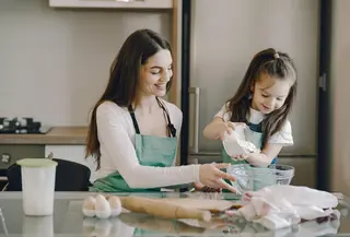 Ketika anak ikut memilih bahan dan melihat proses memasak, mereka cenderung lebih antusias mencoba makanan baru. [Dok/Pexels.com/Gustavo Fring].