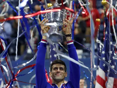 Petenis Serbia, Novak Djokovic, menjuarai turnamen Tenis AS Terbuka 2015 setelah mengalahkan Roger Federer di final. Senin (14/9/2015) pagi WIB. (Reuters/Mike Segar)